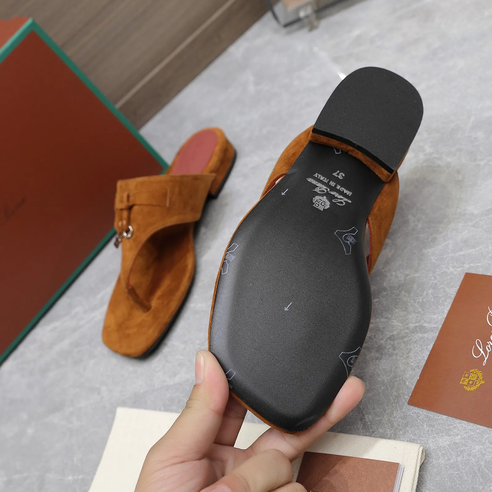 👟👟Ex-factory price 560👟👟 Purchasing-grade [Loro Piana] LP Mindil series T-strap thong sandals ✔️Top quality ✔️Soft sheep leather forms a tailor-made band that meets at the top of the upper and is fixed by a strong elastic ankle design. One is adorned with a discreet horn padlock, the other a gold circle badge. With its simple construction and sophisticated feel, these sandals are ideal for summer. ✔️Material: imported sheepskin fabric, sheepskin lining and feet ✔️Imported genuine leather outsole ✔️Code number: 35-42 (35/41/42 custom-made, non-refundable)